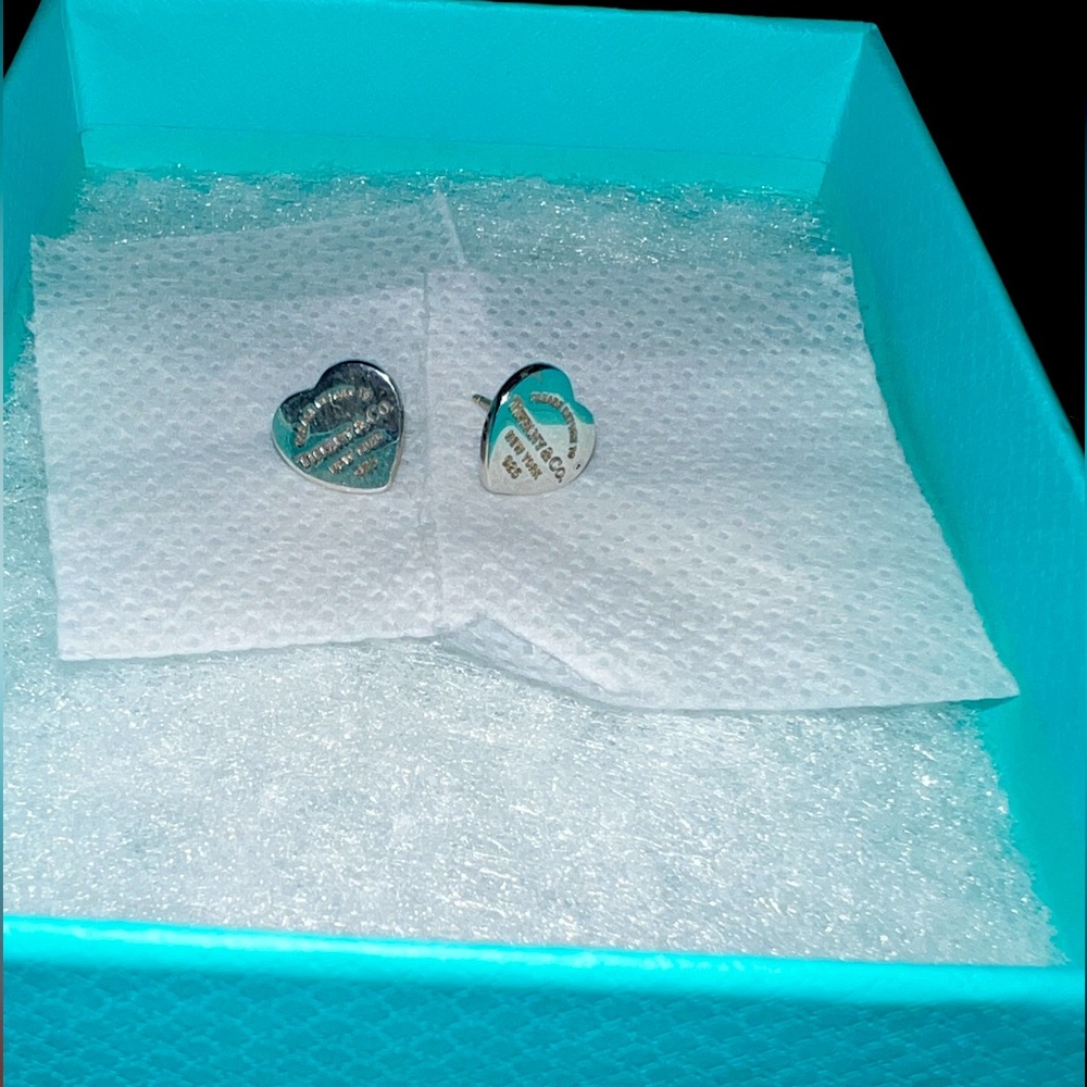 Tiffany’s Mini Heart Studs